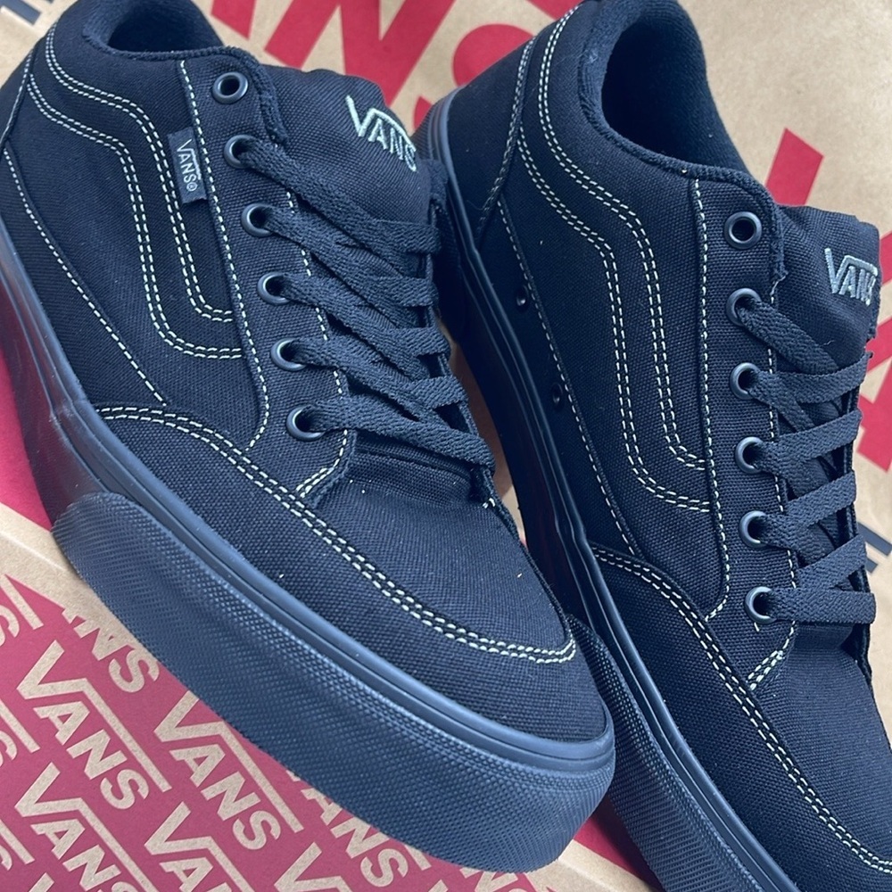 Vans Men’s Bearcat (Canvas) Black/Black
VN000DT2186
Sneakers - Picture 12 of 16